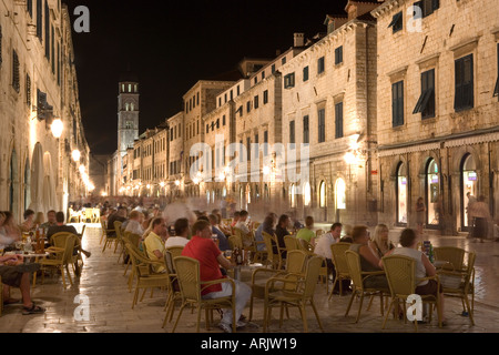 Estate Tempo di notte lunga esposizione di cafe vita in Stradun Dubrovniks main street Foto Stock