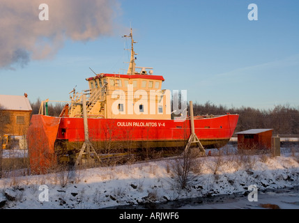 Vigili del fuoco imbarcazione di salvataggio ( S.A.R , SAR) secco ormeggiata sulla riva all' inverno , Finlandia Foto Stock