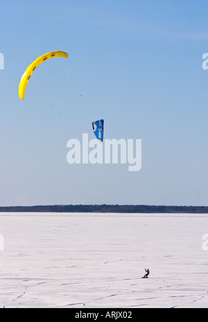 Kite boarding sul mare di ghiaccio in inverno , Finlandia Foto Stock