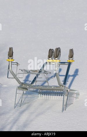 Capovolto carrello della spesa sepolto a neve , Finlandia Foto Stock