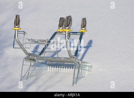 Carrello rovesciato all'aperto e sepolto a neve , Finlandia Foto Stock