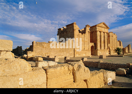 La città romana di Sbeitla, il Campidoglio e tre templi di Giove, Minerva e Giunone, Tunisia, Nord Africa Foto Stock