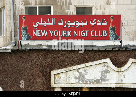 JOR, Giordania, Amman: segno di un night club con speciale era di scrivere il nome di New York, Shmeisani district Foto Stock