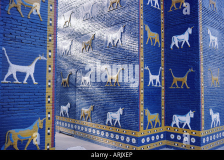 Il ricostruito Ishtar Gate, Babilonia, Iraq, Medio Oriente Foto Stock