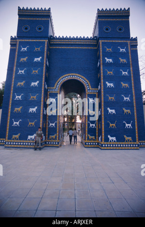 Il ricostruito Ishtar Gate, Babilonia, Iraq, Medio Oriente Foto Stock