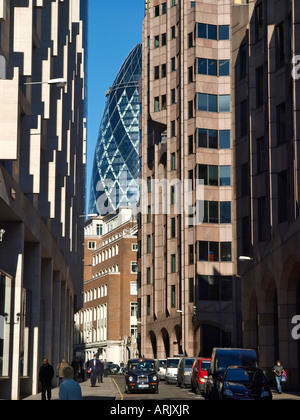 Vista lungo Lane macinazione con Minster corte sulla destra e 30 St Mary Axe nella distanza città di Londra. Foto Stock