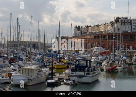 Ramsgate. Kent England 2006 guardando attraverso lo yacht marina, Foto Stock