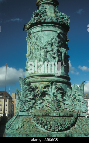 Riccamente decorata bandiera post sul Rathausmarkt (Piazza del Municipio) e Alte Post edificio in Amburgo, Germania Foto Stock