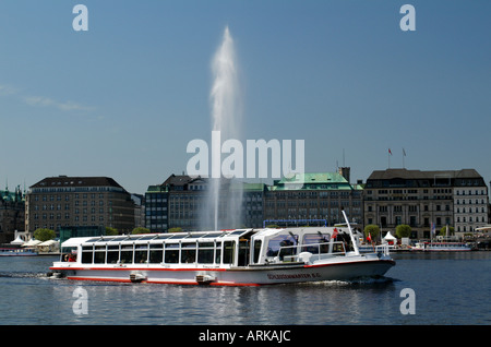 Un'escursione in barca sul lago Binnenalster davanti alla fontana Alster, sullo sfondo il neo-disposti Jungfernstieg. Foto Stock