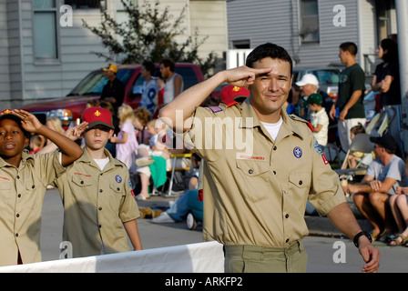 Cub Boy Scouts of America partecipare a marciare in una sfilata Foto Stock