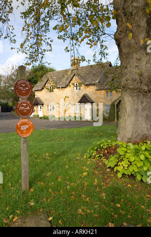 Bledisloe coppa del vincitore a placche, cotswold cottage in pietra, Lower Slaughter in autunno, Cotswolds, Gloucestershire, England, Regno Unito Foto Stock