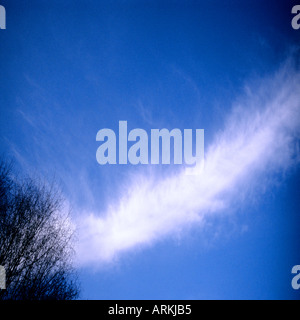 Cloud semplificate oltre il cielo blu in London Inghilterra England Foto Stock