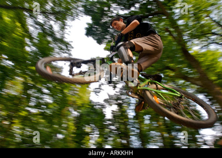 Trial Bike un mountainbiker vola attraverso il ciclo di sky Mountain bike Mountain bike bike trial BMX Ciclismo freeride emozione Foto Stock