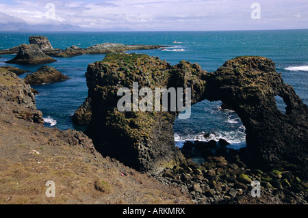 Le formazioni rocciose della costa ovest, Arnarstapi, Snaefellsjokull (Snaefellsnes) Penisola, Islanda Foto Stock