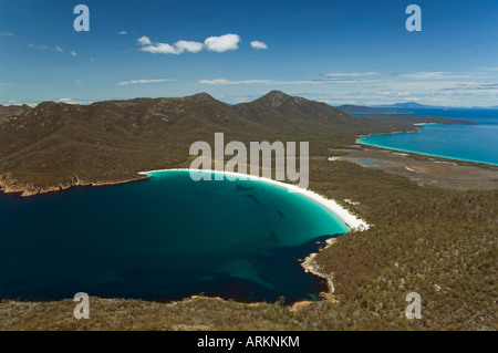 Spiaggia di sabbia bianca della Wineglass Bay, Parco Nazionale di Freycinet, Penisola di Freycinet, Coles Bay, Tasmania, Australia Pacific Foto Stock