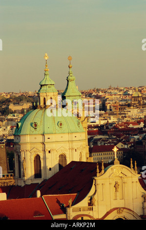 La cupola e le torri della chiesa di San Nicola, Mala Strana, Praga, Repubblica Ceca, Europa Foto Stock