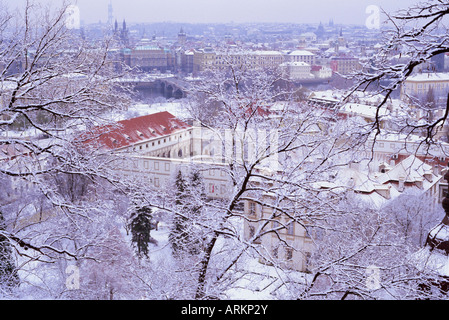 Coperta di neve Mala Strana e Stare Mesto tetti, Praga, Repubblica Ceca, Europa Foto Stock