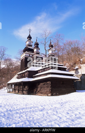 Snow-coperte la chiesa di San Michele, Smichov, Praga, Repubblica Ceca Foto Stock