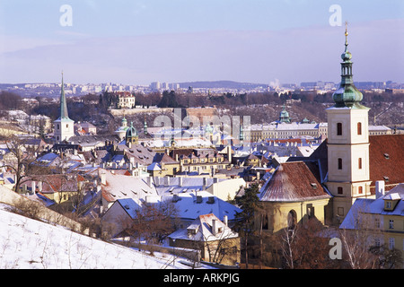 Coperta di neve chiesa barocca di Santa Maria della Vittoria, e tetti di Mala Strana sobborgo, Hradcany, Praga, Repubblica Ceca Foto Stock