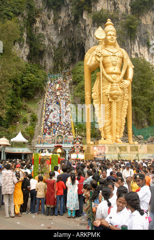 Statua della divinità Indù con pellegrino passi a piedi fino alle Caverne di Batu, Sri Subramaniyar Swami tempio, Grotte Batu, Selangor, Malaysia Foto Stock