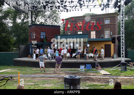 Shakespeare nel parco. Una versione aggiornata di prova di 'La bisbetica domata' su Boston Common, Boston, Massachusetts. Foto Stock