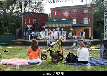 Shakespeare nel parco. Una versione aggiornata di prova di 'La bisbetica domata' su Boston Common, Boston, Massachusetts. Foto Stock