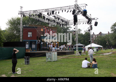 Shakespeare nel parco. Una versione aggiornata di prova di 'La bisbetica domata' su Boston Common, Boston, Massachusetts. Foto Stock