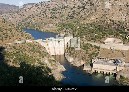 Shared diga idroelettrica in Barca de Alva su Rio Doura spagnolo sulla frontiera portoghese adottate dalla Spagna Foto Stock