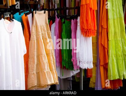 Close-up di vestiti stallo a San Fernando Mercato, Gran Canaria Foto Stock