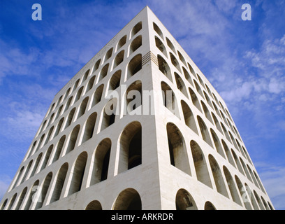 Palazzo della Civilta di Lavoro, EUR, sobborgo previsto negli anni trenta durante il tempo di Mussolini, Roma, lazio, Italy Foto Stock