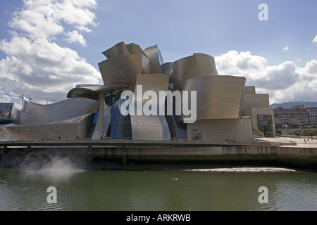 Museo Guggenheim progettato da Frank Gehry sul waterside lungo il Rio Nervion Bilbao Euskal Herria Spagna Foto Stock