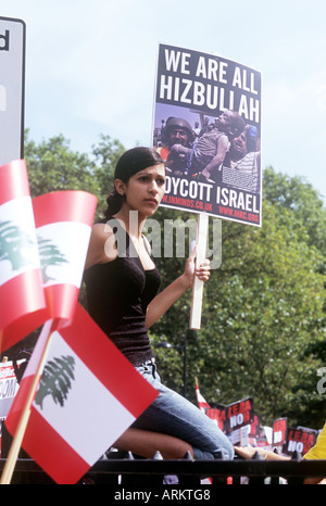 Un giovane manifestante femmina in corrispondenza di una dimostrazione contro attacco di Israele contro il Libano. Londra il 5 agosto 2006. Foto Stock