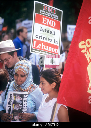 I giovani manifestanti femmina in corrispondenza di una dimostrazione contro attacco di Israele contro il Libano. Londra il 5 agosto 2006. Foto Stock