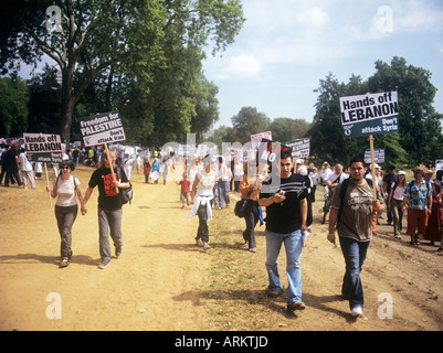 Manifestanti marciano in una dimostrazione contro attacco di Israele contro il Libano. Londra il 5 agosto 2006. Foto Stock