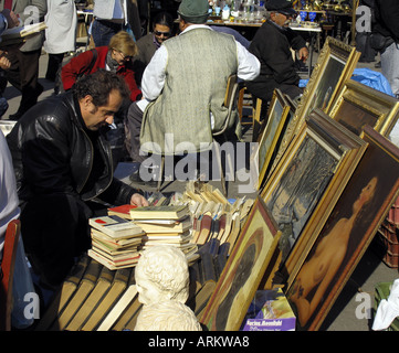 Dipinti ad olio per la vendita al mercato delle pulci di Monastiraki ad Atene, Grecia, Europa Foto Stock