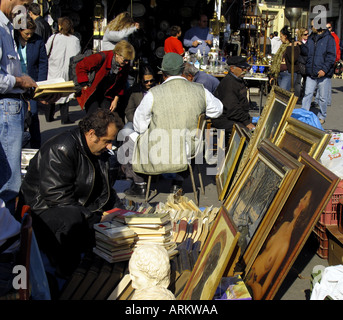 Dipinti ad olio per la vendita al mercato delle pulci di Monastiraki ad Atene, Grecia, Europa Foto Stock