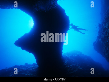 Sommozzatore in una caverna a Okinawa, Giappone Foto Stock