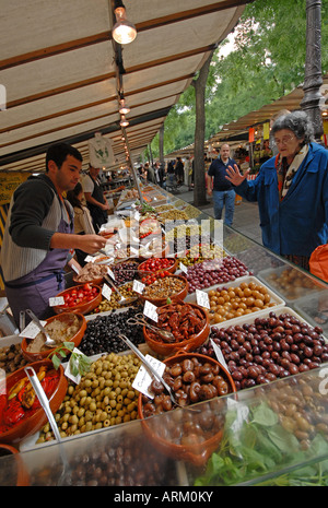 Parigi. Pressione di stallo di oliva alla domenica street market sul Boulevard Richard Lenoir a Bastille. Foto Stock