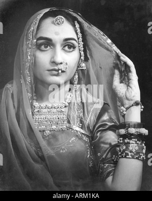 Vecchio ritratto degli anni '40 della sposa indiana che indossa un abito da sposa E gioielli Rajasthan India Asia 1940 Foto Stock