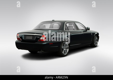 2008 Jaguar XJ VANDEN PLAS in verde - angolo posteriore vista Foto Stock