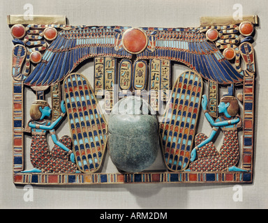 Decorate pettorale con scarabeo alato, protetto da dee Iside e Nefti, realizzato in oro cloisonne con pasta di vetro Foto Stock
