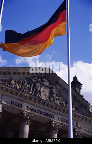 Esterno del palazzo del Reichstag e la bandiera di Berlino, Germania, Europa Foto Stock