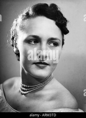 VRB101313 British donna che indossa collana ritratto in studio Kulri Mussorie Uttar Pradesh India 1940 s Foto Stock