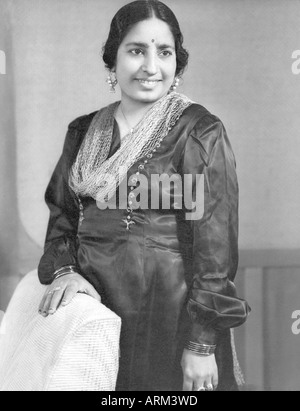 VRB101320 donna indiana in Punjabi dress ritratto in studio Kulri Mussorie Uttar Pradesh India 1940s Foto Stock