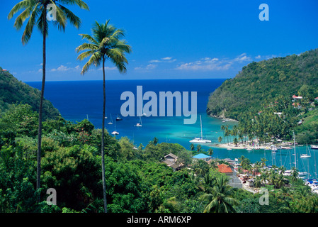 Vista in elevazione su Marigot Bay, isola di Santa Lucia, isole Windward, West Indies, dei Caraibi e America centrale Foto Stock