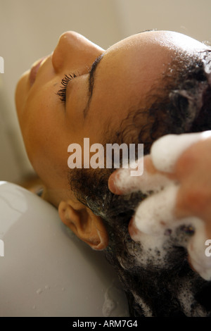Afro-caraibica donna presso il parrucchiere dopo aver lavato i capelli Foto Stock