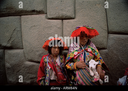 Le bambine posano per fotografare in abito locale, Cuzco, Perù, Sud America Foto Stock