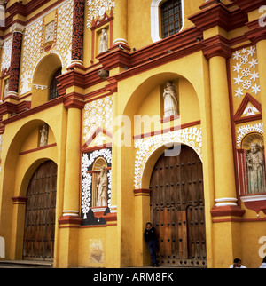 Cattedrale in main Plaza de Armas, San Cristobal de las Casas, Messico, America del Nord Foto Stock