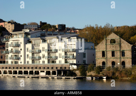 Moderno edificio di appartamenti sul Quayside Bristol docks England Regno Unito Foto Stock