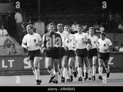 Calcio, Regionalliga Ovest, 1966/1967, Stadio am Uhlenkrug a Essen, ETB Schwarz-Weiss Essen versus Eintracht Duisburg 2:0, il team di Duisburg entra nello stadio Foto Stock